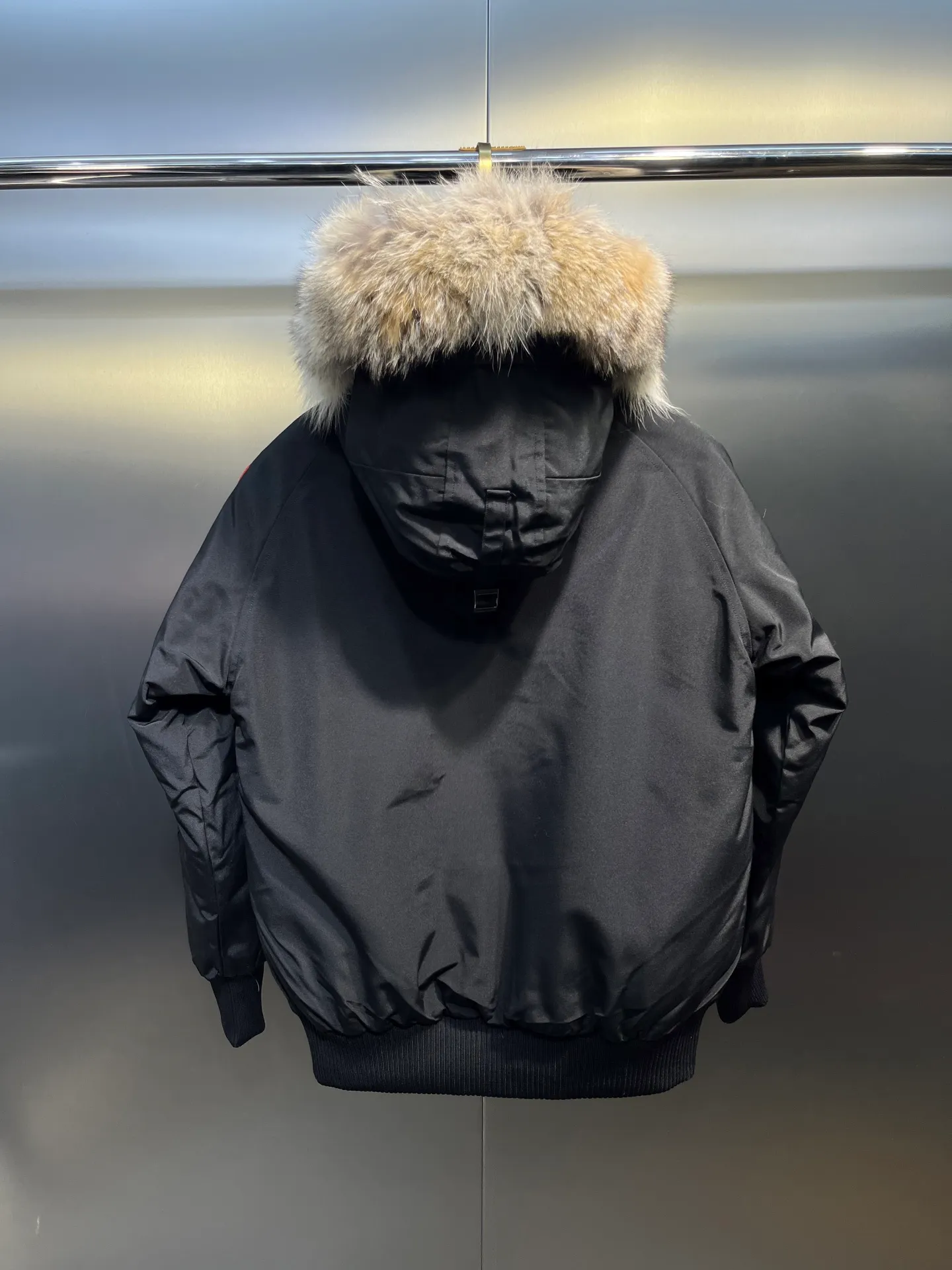 P780 CANADA GOOES 02 model (black) Chilliwa bomber jacket 02 model, chosen by Arctic and Antarctic scientific expedition teams as cold-proof equipment, the Rolls-Royce of down jackets. ➖ Industry-leading anti-counterfeiting chip sensing. ➖ Imported Behringer embroidery machines and customized embroidery labels, the highest level and industry leading. ➖ Imported Korean 21-count polyester-cotton blended original fabric, TC85 waterproof coated fabric, water-repellent, windproof and wear-resistant. ➖ The new national standard 80 white duck down is filled with an average of 520 grams of down. The amount of down filled is industry-leading. ➖ 100% nylon lon lining with double double-layer sealing design to prevent velvet running, seamless thread design on cuffs! ➖ Western Canadian Green Wolf Collar. ➖ Yoshida YKK provides original factory-customized electroplated sliders. YKK two-way lockable zippers are tight and smooth and do not peel off paint. ➖ 3M composite Velcro is durable and the accessories and hardware are all custom-made. Note: Our copywriting is only simple and clear. Instead of bragging about the copywriting, it is better to compare and understand with samples. Only for the purest, most focused, most professional, highest quality, and highest sex!  size：xs-xl